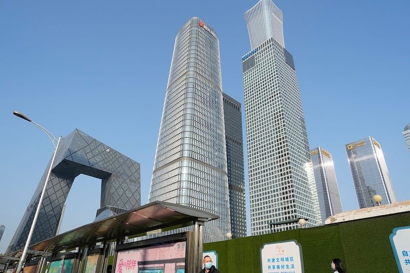 图为北京中央商务区的摩天大楼。中国政府一再出台宽松的购房政策以刺激房地产市场逆转颓势,但效果仍低于预期。(美联社图片)