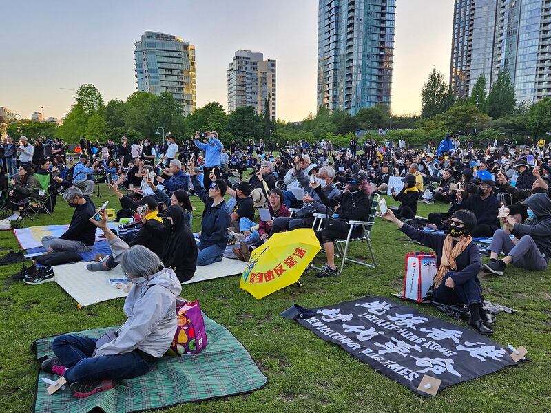 2023年在温哥华举办的纪念六四活动,吸引了超过3,000人参加,许多港人齐聚为香港民主自由点燃烛光。 (记者柳飞拍摄/RFA资料)