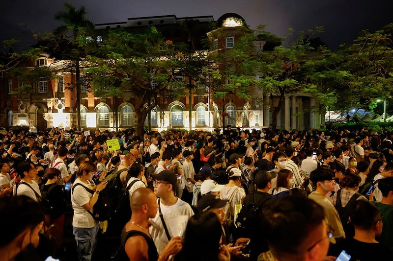 2024年5月21日,台湾的立法院漏夜审查《立法院职权行使法》修正草案。场外近三万人抗议,痛批反黑箱、反扩权、民主已死。(路透社)