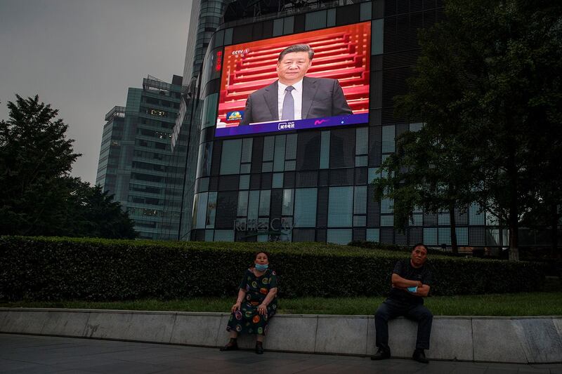 2020年5月21日,北京,一家百货公司的屏幕上播放着习近平出席中国政协会开幕式的画面。(路透社)