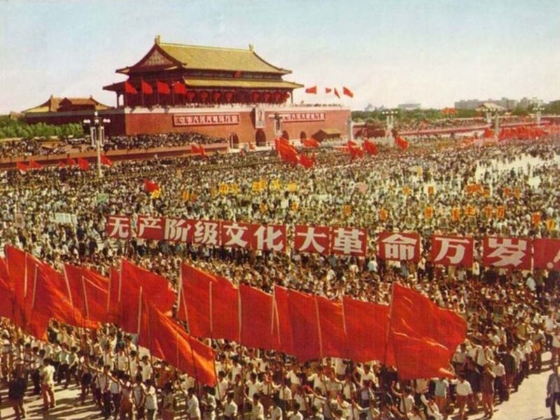 毛泽东在天安门广场接见红卫兵轰动一时。(Public Domain)